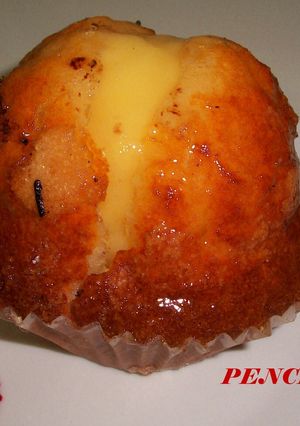 Una foto de Magdalenas con crema pastelera
