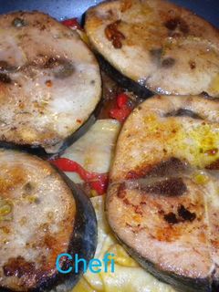 Una foto de Bonito con patatas y pimientos