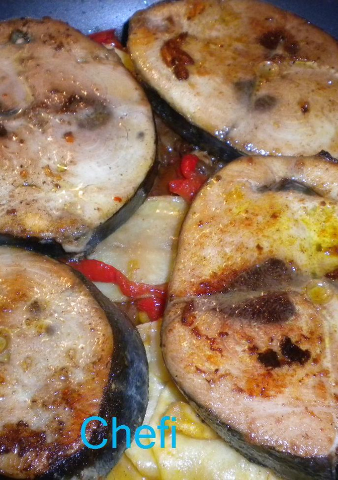 Una foto de Bonito con patatas y pimientos