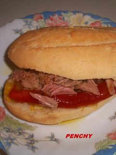 Una foto de Bocata de atún con pimientos asados