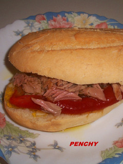 Una foto de Bocata de atún con pimientos asados
