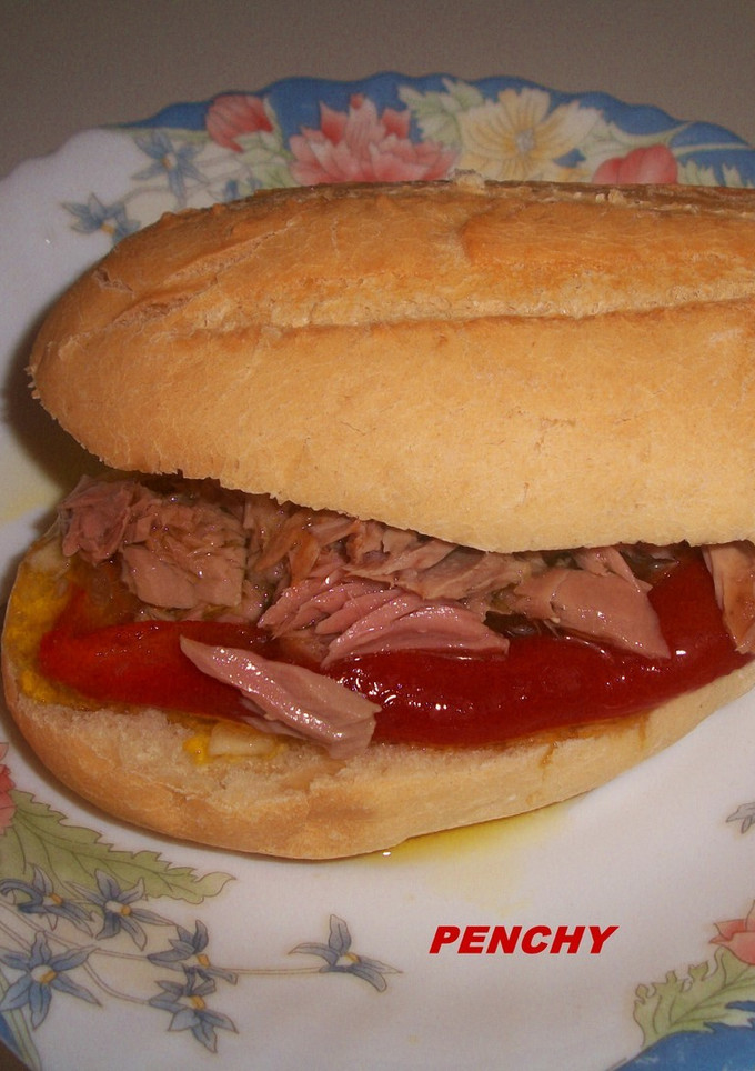 Una foto de Bocata de atún con pimientos asados