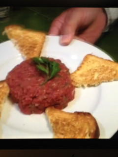 Una foto de Steak tartar desmenuzado a cuchara