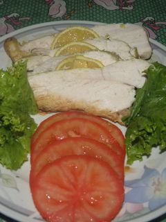 Una foto de Pollo al verdeo con ensalada bajo colesterol