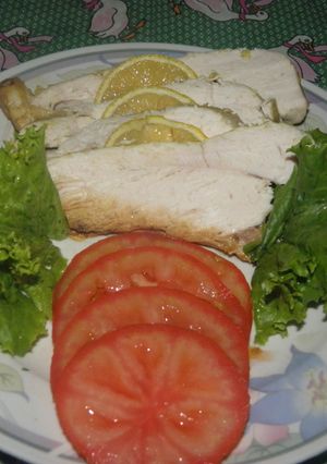 Una foto de Pollo al verdeo con ensalada bajo colesterol