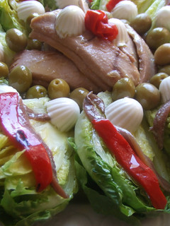 Una foto de Ensalada de cogollos de lechuga con ventresca de atún