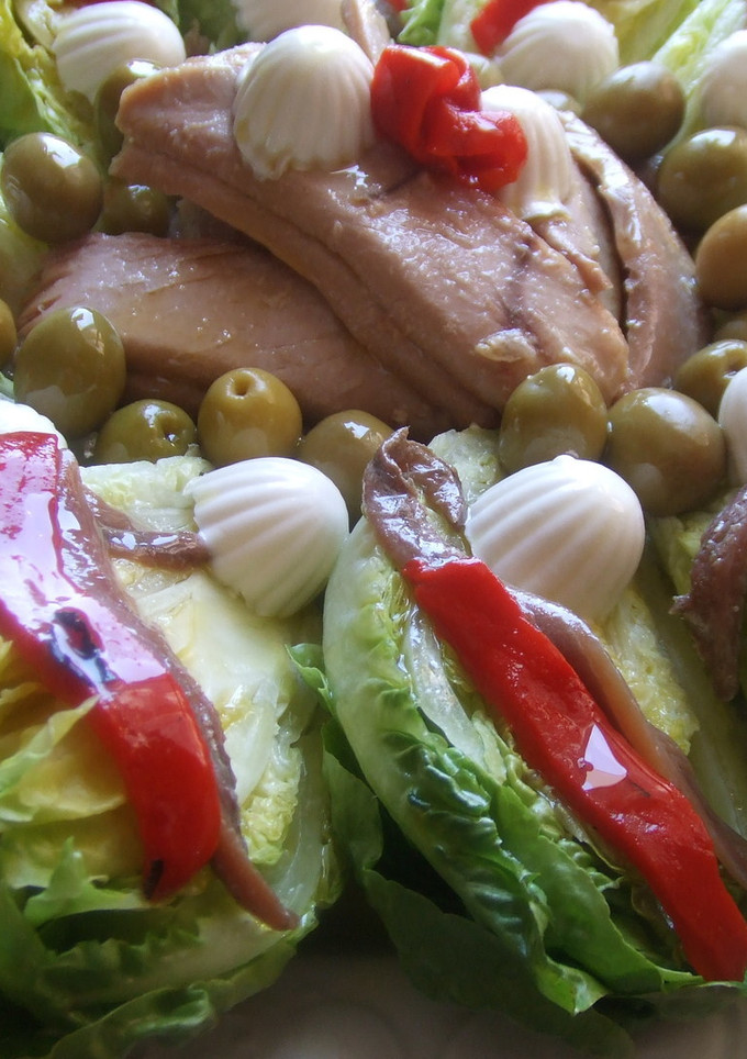 Una foto de Ensalada de cogollos de lechuga con ventresca de atún