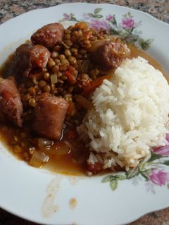 Una foto de Guiso de lentejas con arroz blanco