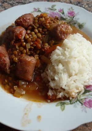 Una foto de Guiso de lentejas con arroz blanco