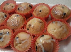 Una foto de Muffins con pulpa de frutas y chips de chocolate