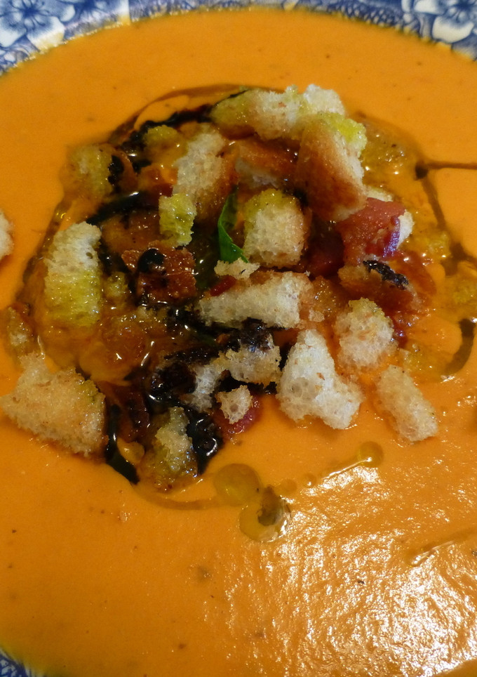 Una foto de Sopa de tomate con azafrán
