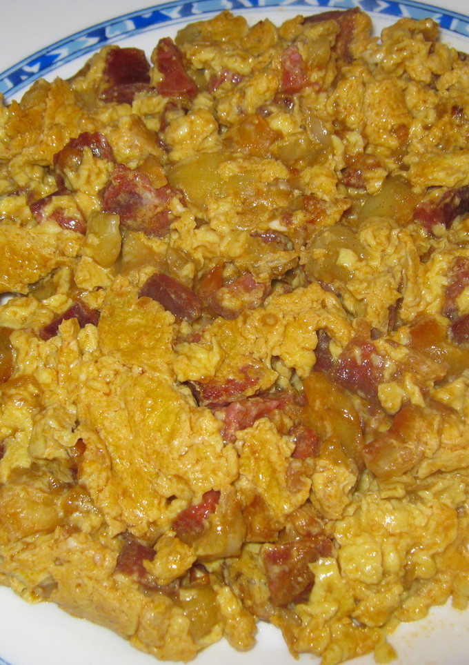 Una foto de Revuelto de chorizo y berenjenas