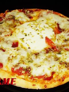 Una foto de Pizzeta de quesos y jamón ibérico