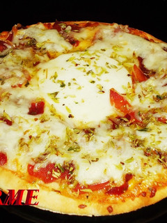 Una foto de Pizzeta de quesos y jamón ibérico