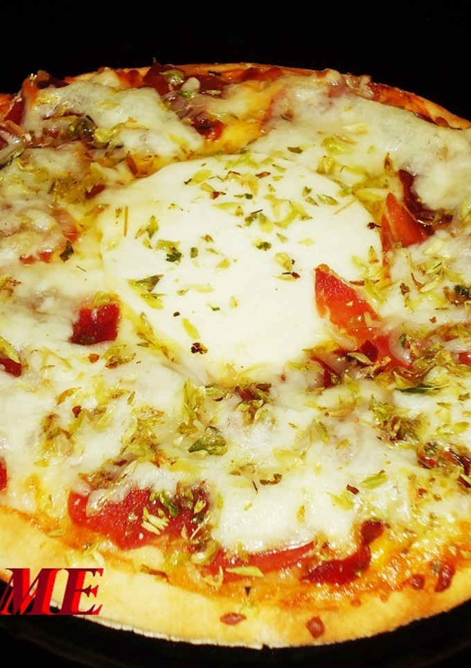Una foto de Pizzeta de quesos y jamón ibérico