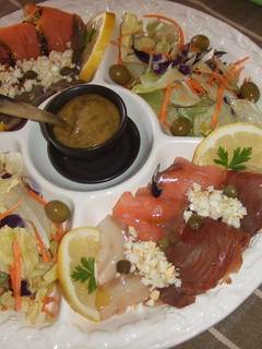 Una foto de Fuente de ahumados y huevas de salmón y algas