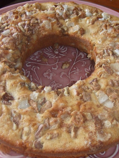 Una foto de Torta savarín de manzana y nueces