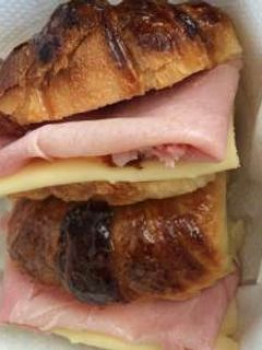 Una foto de Mafalda (medialunas rellenas de jamón y queso)