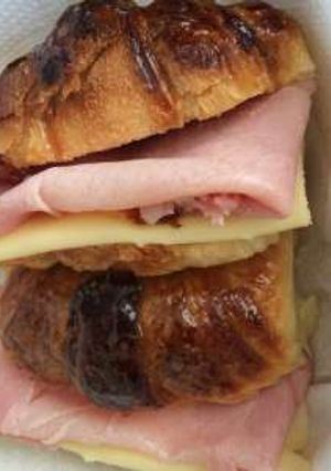 Una foto de Mafalda (medialunas rellenas de jamón y queso)