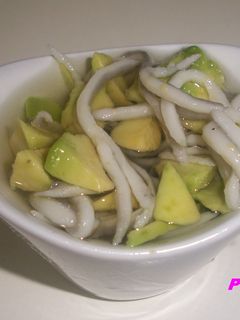 Una foto de Vasitos de gulas con aguacate