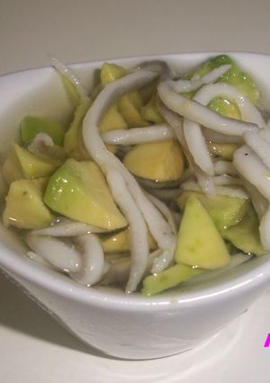 Una foto de Vasitos de gulas con aguacate