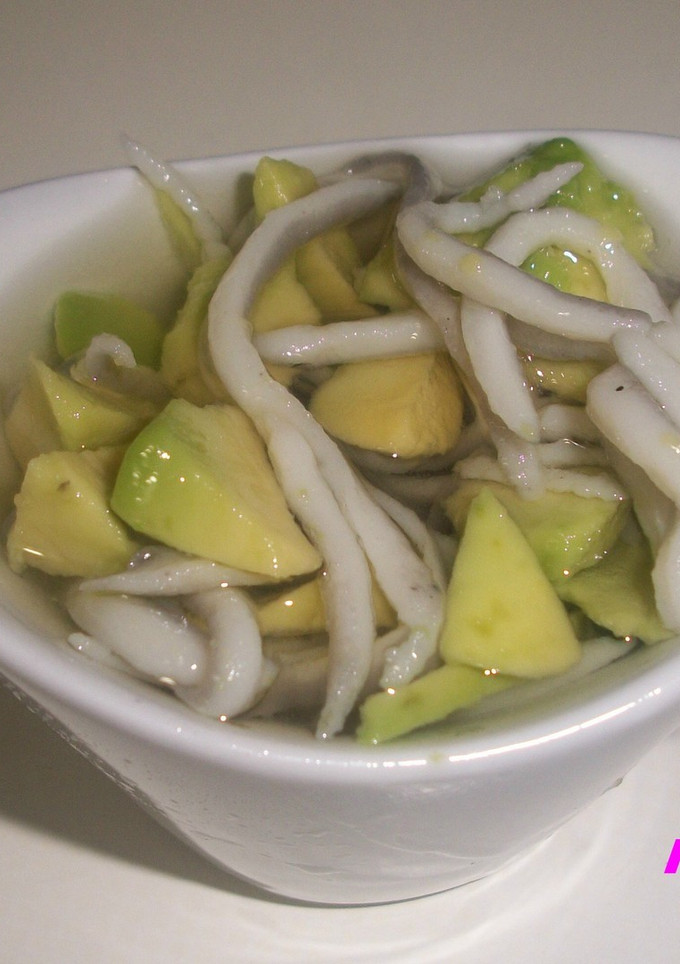 Una foto de Vasitos de gulas con aguacate
