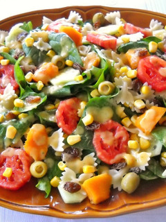 Una foto de Ensalada de verdura y fruta con vinagreta de hierbabuena y nectarina