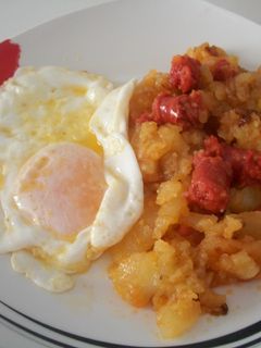 Una foto de Patatas a lo pobre con chistorra y huevos fritos