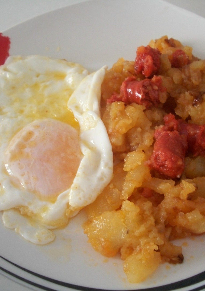 Una foto de Patatas a lo pobre con chistorra y huevos fritos