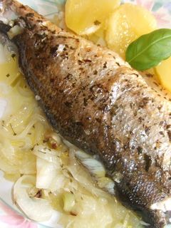 Una foto de Lubina encebollada al orégano con patatas al aceite de uva