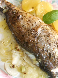 Una foto de Lubina encebollada al orégano con patatas al aceite de uva