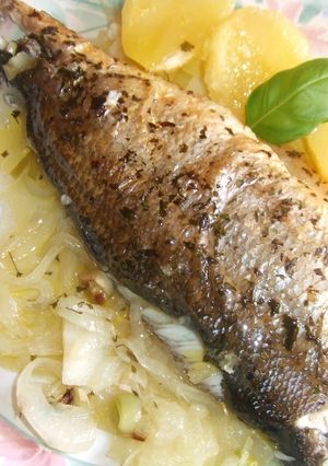 Una foto de Lubina encebollada al orégano con patatas al aceite de uva