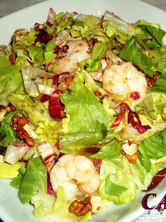 Una foto de Ensalada de langostinos con vinagreta de vinagre de Módena