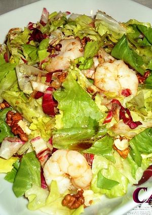 Una foto de Ensalada de langostinos con vinagreta de vinagre de Módena