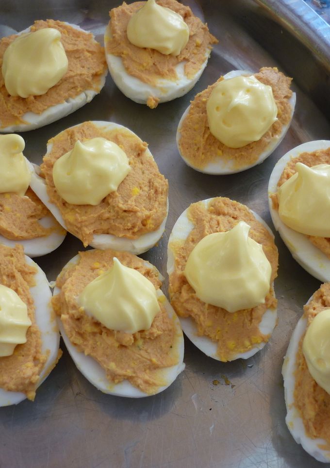 Una foto de Huevos rellenos caseros