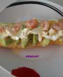 Chapata crujiente de aguacates, huevo duro y gambas