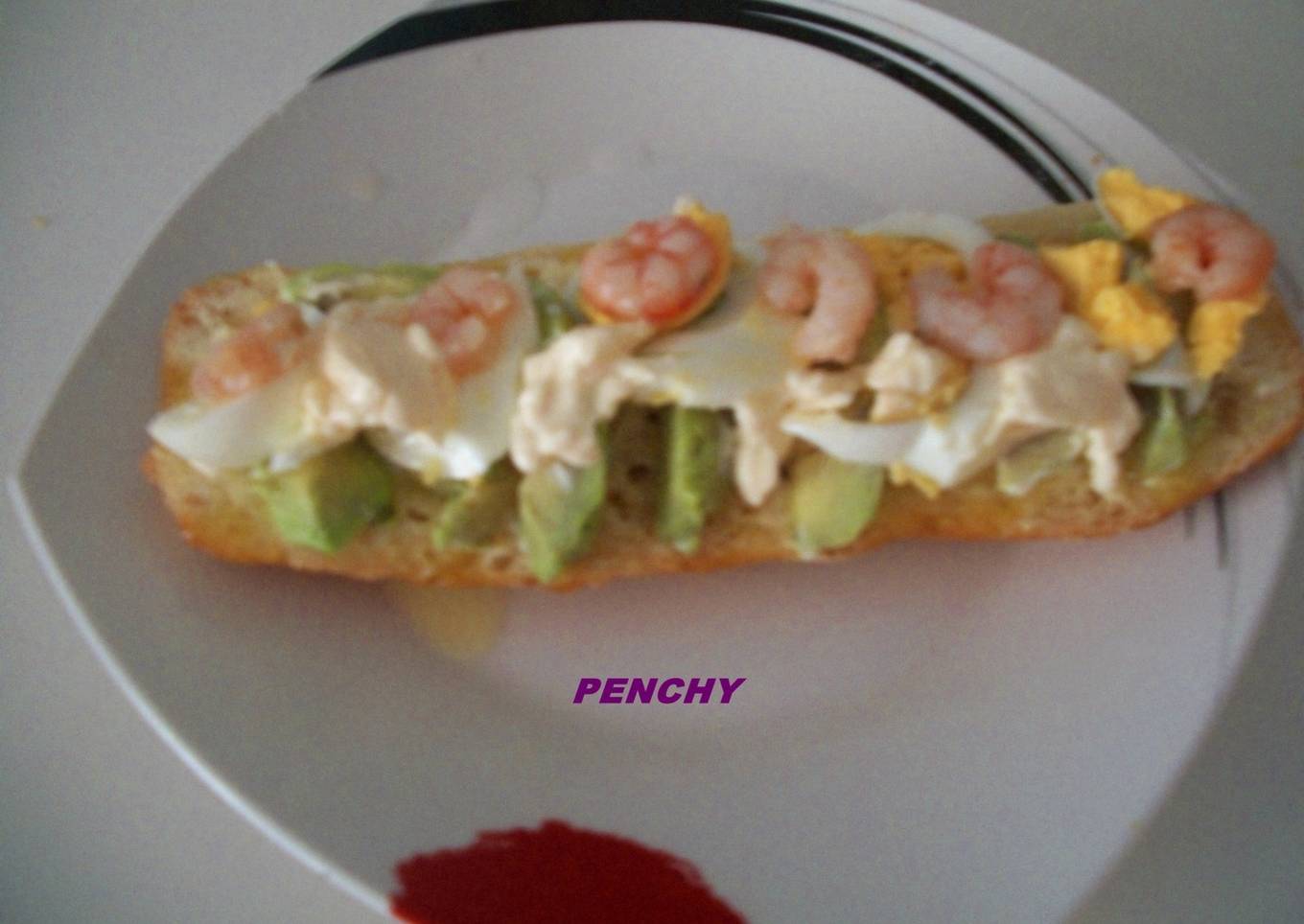 Chapata crujiente de aguacates, huevo duro y gambas<br />