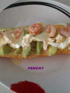 Una foto de Chapata crujiente de aguacates, huevo duro y gambas