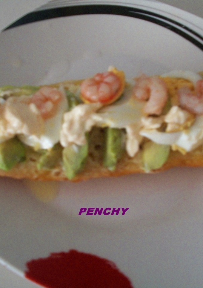 Una foto de Chapata crujiente de aguacates, huevo duro y gambas