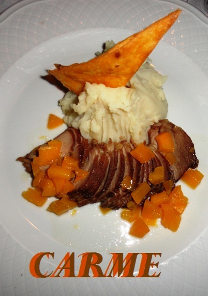 Una foto de Abanico de solomillo con puré de manzana y mango