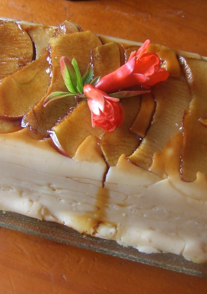 Una foto de Flan de manzana a la canela