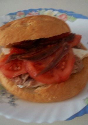 Una foto de Bocata de pan de aceite mediterranéo
