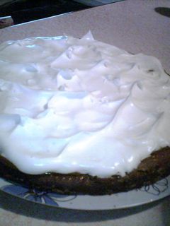 Una foto de Brownie con dulce de leche y crema
