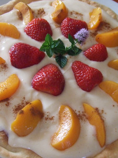 Una foto de Tarta de crema a la canela con frutas