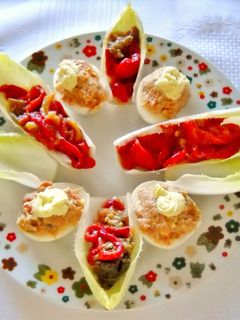Una foto de Endivias con escalivada y huevos rellenos