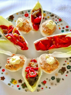 Una foto de Endivias con escalivada y huevos rellenos