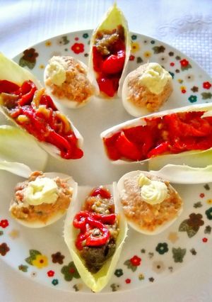 Una foto de Endivias con escalivada y huevos rellenos