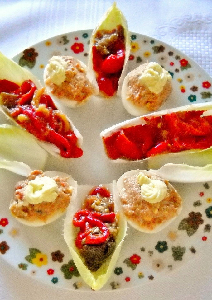 Una foto de Endivias con escalivada y huevos rellenos