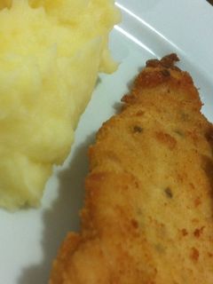Una foto de Puré de patata y pechugas empanadas