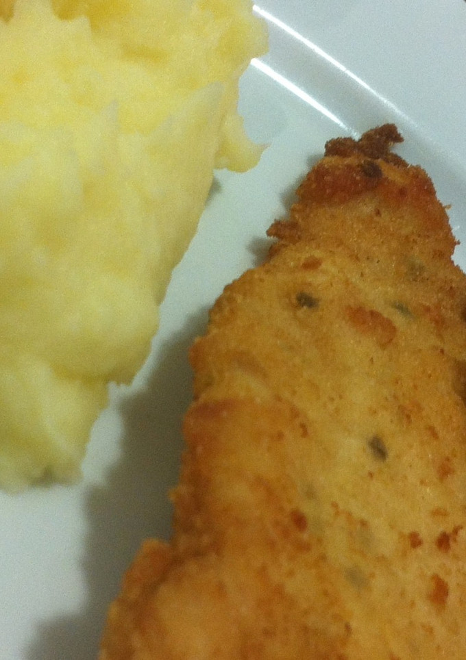 Una foto de Puré de patata y pechugas empanadas